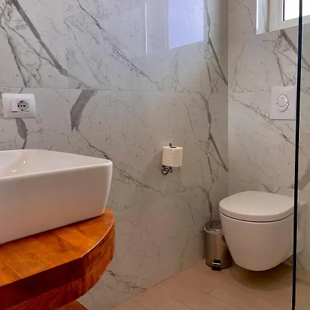 Gem Hotel *